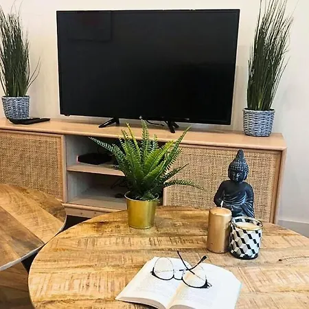 Peaceful Oasis 2 Bedrooms Center-station Rer 3 Min Aulnay-sous-Bois